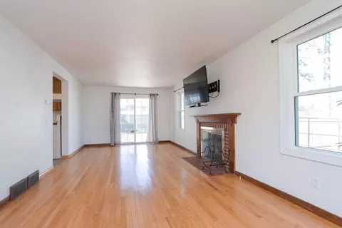 Living - 154 Laconia St, Springfield, MA 01129 photo 3 of 8