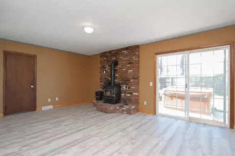 Living - 154 Laconia St, Springfield, MA 01129 photo 7 of 8