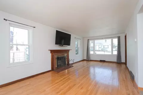 Living - 154 Laconia St, Springfield, MA 01129 photo 1 of 8