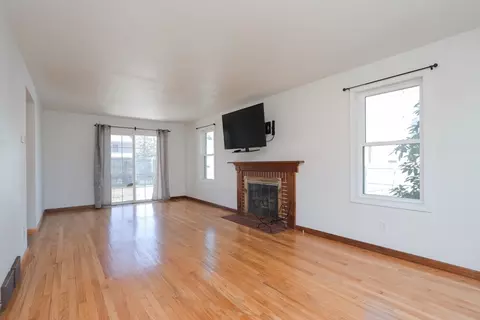 Living - 154 Laconia St, Springfield, MA 01129 photo 2 of 8