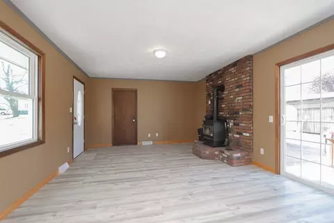 Living - 154 Laconia St, Springfield, MA 01129 photo 6 of 8