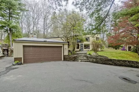 7 Steiger Rd, Holyoke, MA 01040