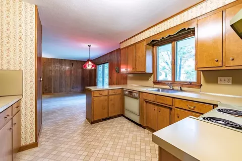 122 Benz St, Springfield, MA 01118 photo 3