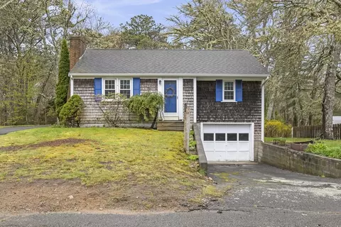 14 Meadowbrook Ln, Harwich, MA 02646
