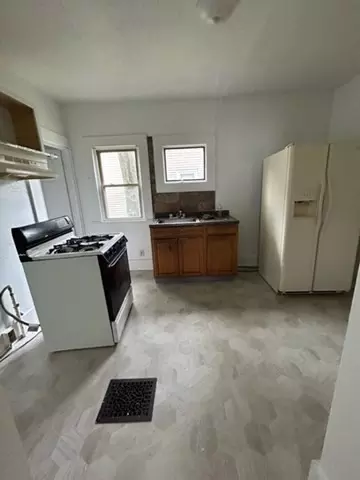75 Sherman St, Springfield, MA 01109 photo 4