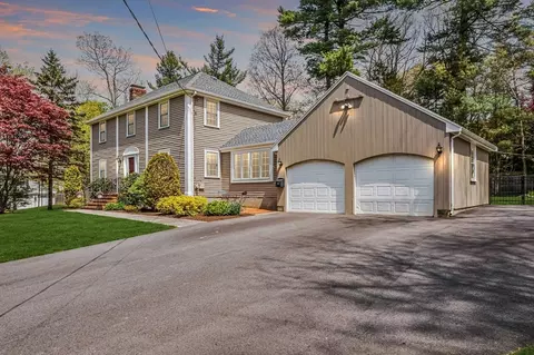 10 Candlewood Rd, Lynnfield, MA 01940