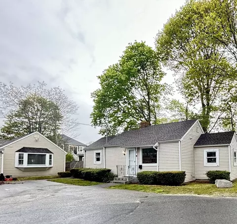 22 Oak Neck Rd, Hyannis, MA 02601