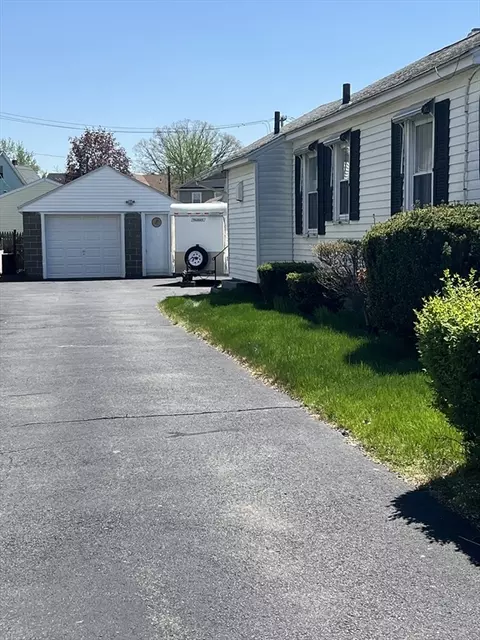 33 Walton St, Chicopee, MA 01013 photo 3