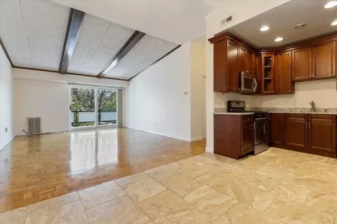 57 Broadlawn Park #18B, Chestnut Hill, MA 02467