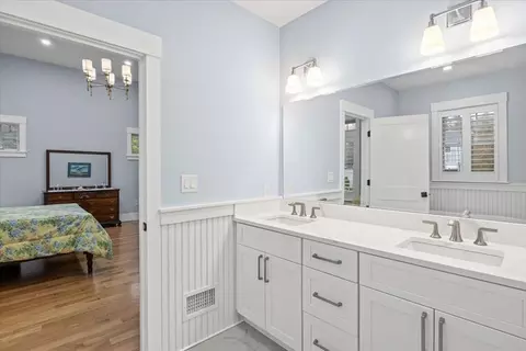 Bath - 36 Ralyn Rd, Cotuit, MA 02635 photo 4 of 10