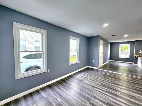 Living - 9 Wellington St, Webster, MA 01570 photo 2 of 4