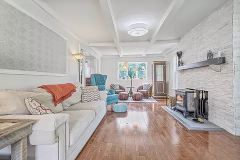 Living - 28 Maple St, Mendon, MA 01756 photo 2 of 4