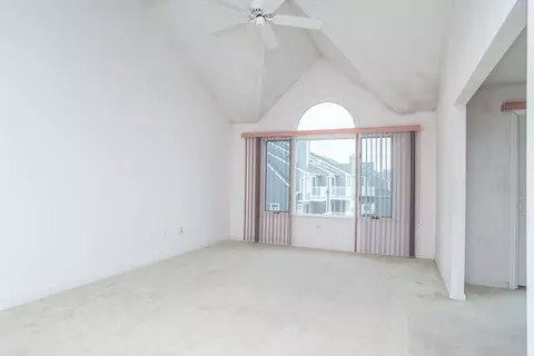 Living - 700 Shore Dr #914, Fall River, MA 02721 photo 1 of 2