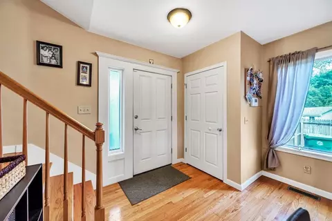 81 Jacob St, Chicopee, MA 01020 photo 2