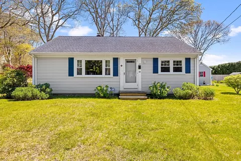 27 Chestnut St, Falmouth, MA 02536