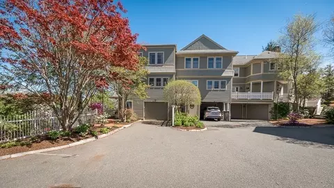 21 Pine St #11, Manchester, MA 01944