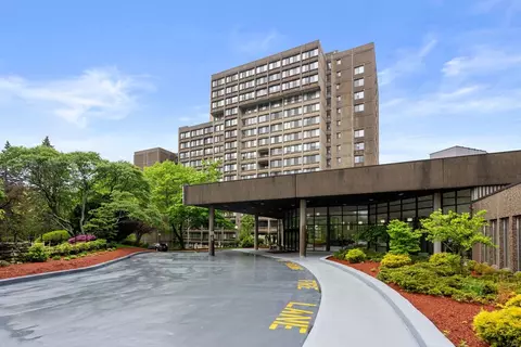 250 Hammond Pond Pkwy #1011S, Chestnut Hill, MA 02467