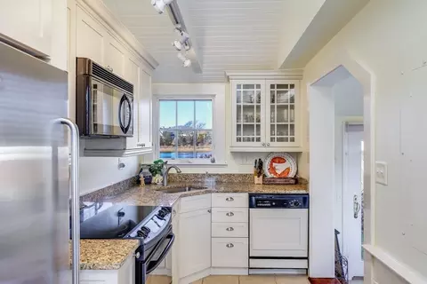 Kitchen - 16 Short Beach Rd, Barnstable, MA 02632 photo 2 of 3