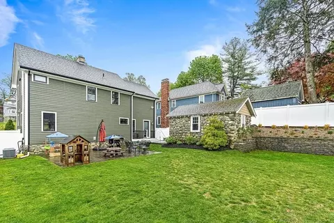 Exterior - 15 Rustic Rd, Stoneham, MA 02180 photo 5 of 7