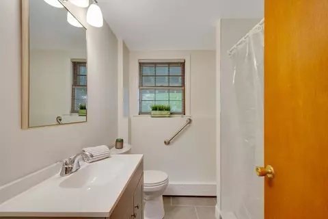 Bath - 100 West St, Reading, MA 01867 photo 3 of 4