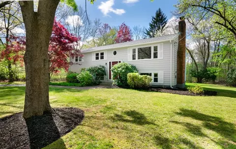 44 Clover Hill Dr, Chelmsford, MA 01824