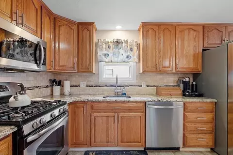 296 Saint Nicholas, Worcester, MA 01606