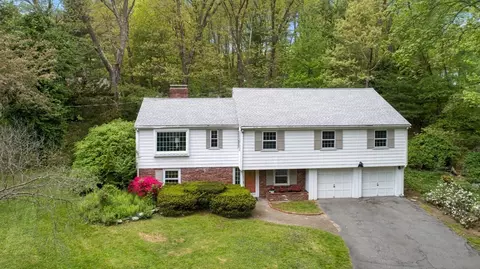 5 Alexandra Rd, Lynnfield, MA 01940