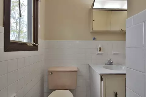 Bath - 44 Bailey Ln, Georgetown, MA 01833 photo 3 of 3