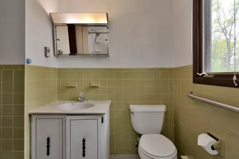Bath - 44 Bailey Ln, Georgetown, MA 01833 photo 2 of 3