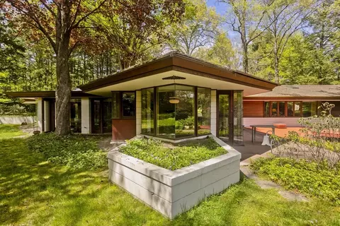 18 Newell Pond Pl, Greenfield, MA 01301
