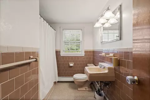 Bath - 10 Powers St, Beverly, MA 01915 photo 2 of 2