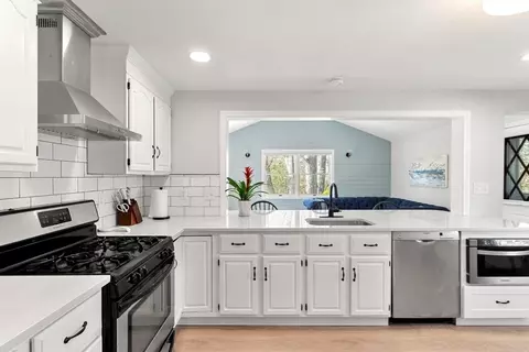 11 Parker St, Woburn, MA 01801