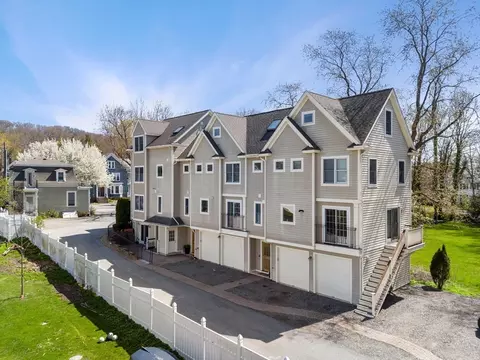 100 Central St #5, Ipswich, MA 01938