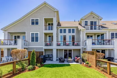 266 Merrimac St #E, Newburyport, MA 01950