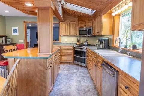 259 Harkness Ave, Springfield, MA 01118 photo 2