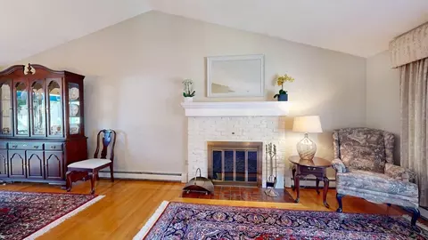 Living - 39 Riverside Dr, Reading, MA 01867 photo 2 of 4