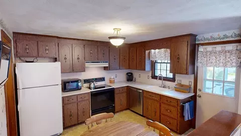 Kitchen - 39 Riverside Dr, Reading, MA 01867 photo 2 of 2