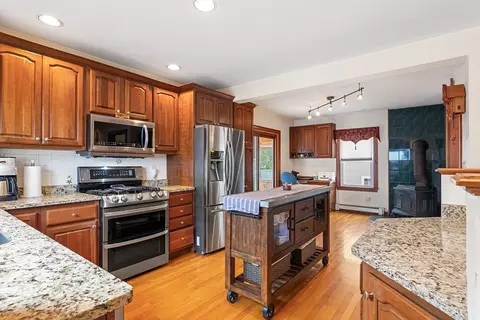 17 Wilson St, Reading, MA 01867 photo 2
