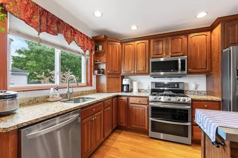 17 Wilson St, Reading, MA 01867 photo 4