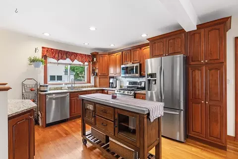 17 Wilson St, Reading, MA 01867 photo 3
