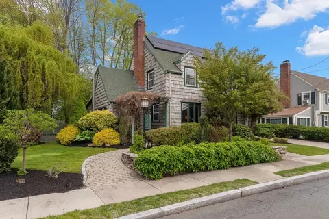 8 Sunset Rd, Salem, MA 01970