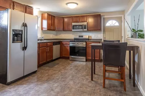 25 Lively Ln, Springfield, MA 01109 photo 4