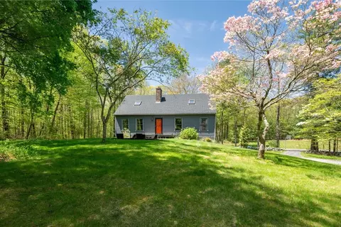 43 Perry St, Douglas, MA 01516