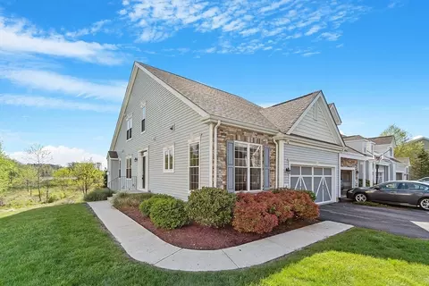 81 Kendall Ct #81, Bedford, MA 01730