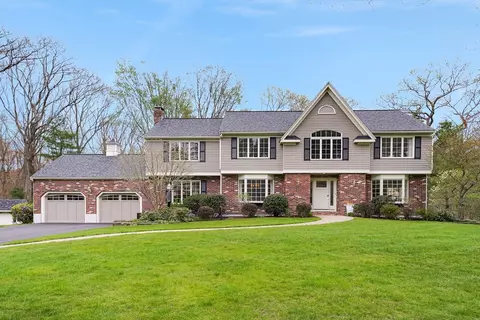 9 Onondaga Ln, Medfield, MA 02052
