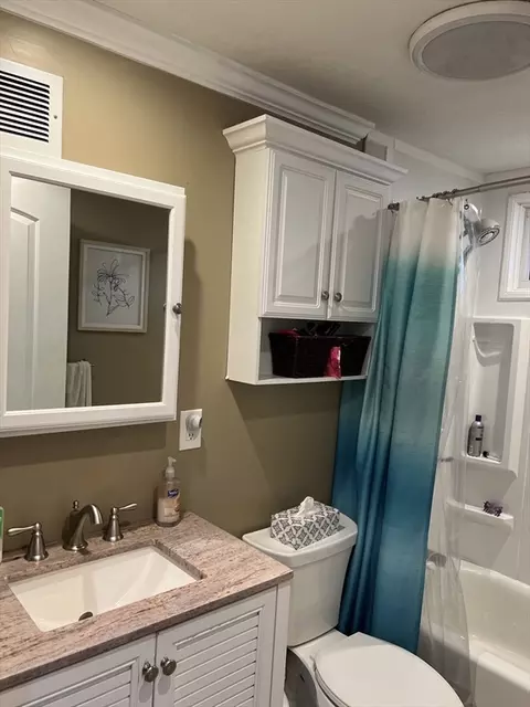 Bath - 18 Shirley Rd, Springfield, MA 01109 photo 1 of 6