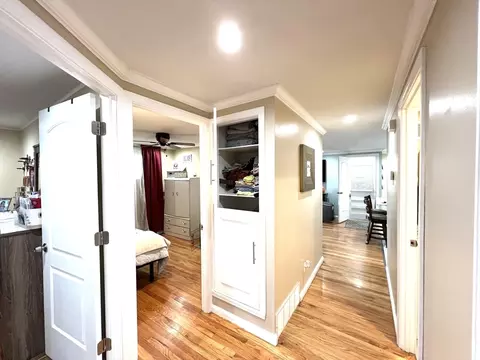 Entry Way - 18 Shirley Rd, Springfield, MA 01109 photo 2 of 4