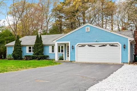 17 Foxglove Rd, Barnstable, MA 02632