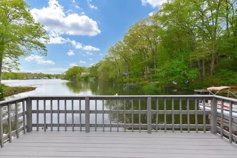 71 Walnut Rd, Wrentham, MA 02093