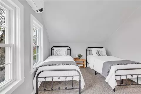 Bedroom - 6 Everett Ave, Wareham, MA 02571 photo 4 of 4